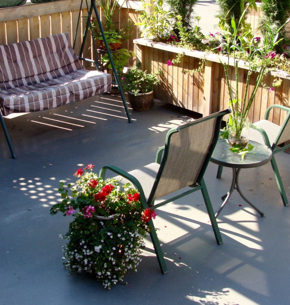 A rustic interlocking patio with irregular brown stones