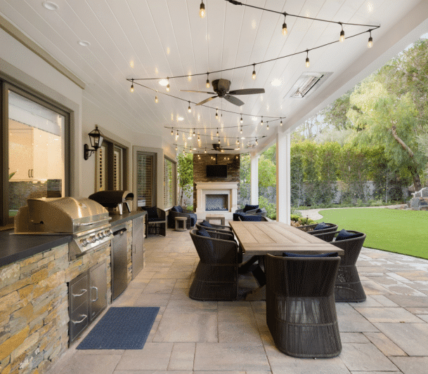 Patio outdoor kitchen